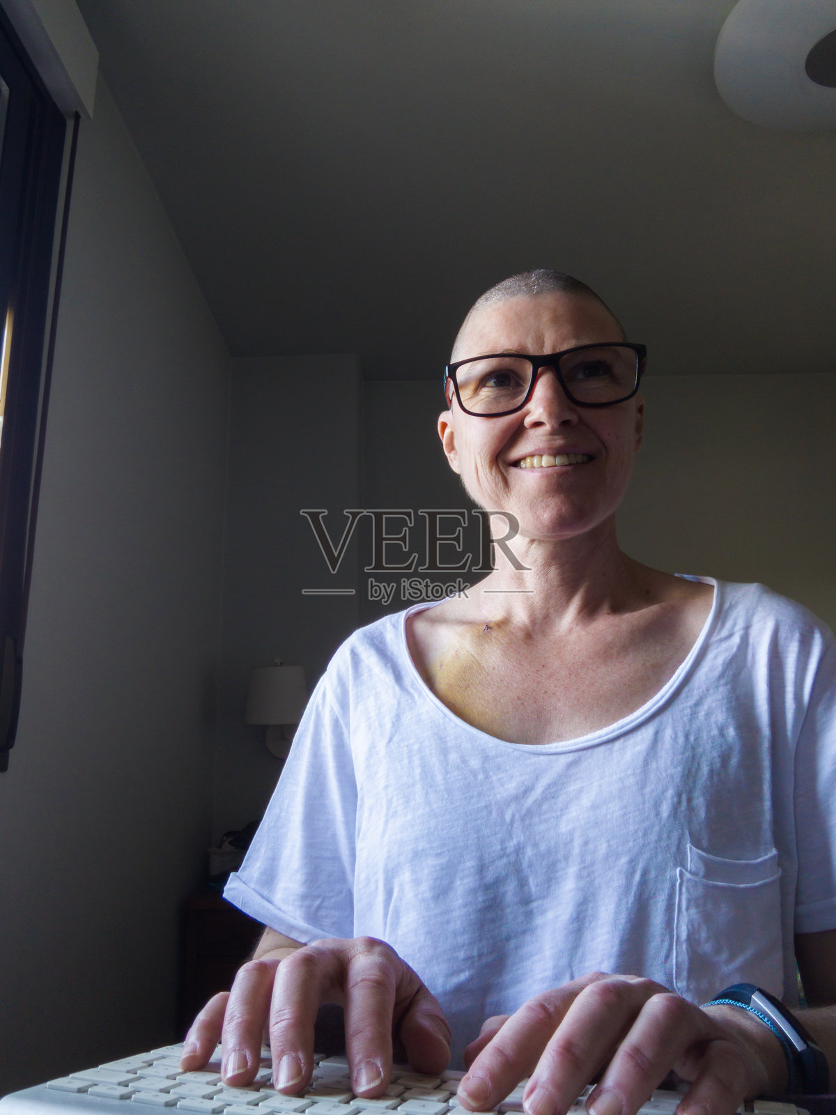 微笑着工作照片摄影图片