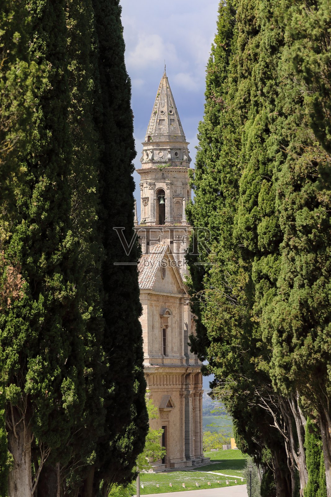 意大利托斯卡纳蒙特普尔恰诺的安东尼奥·达·桑加洛（Antonio da Sangallo the Elder）设计的16世纪圣比亚乔教堂东立面的柏树。照片摄影图片