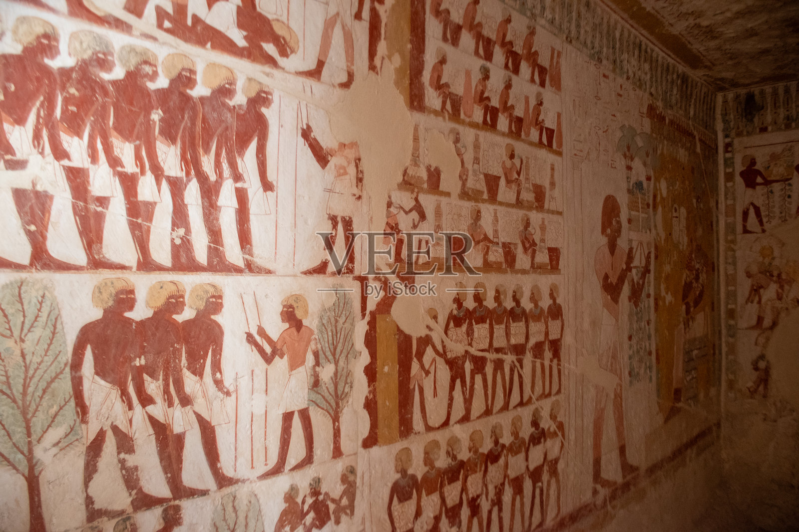 埃及卢克索贵族谷的贵族墓葬墙上的象形文字景观。照片摄影图片