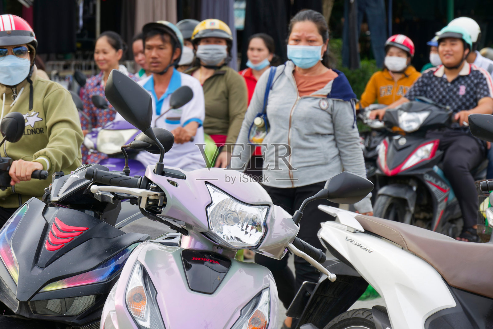 越南工人在Hoa Phu工业园区下午班后骑摩托车回家，捕捉日常生活。照片摄影图片