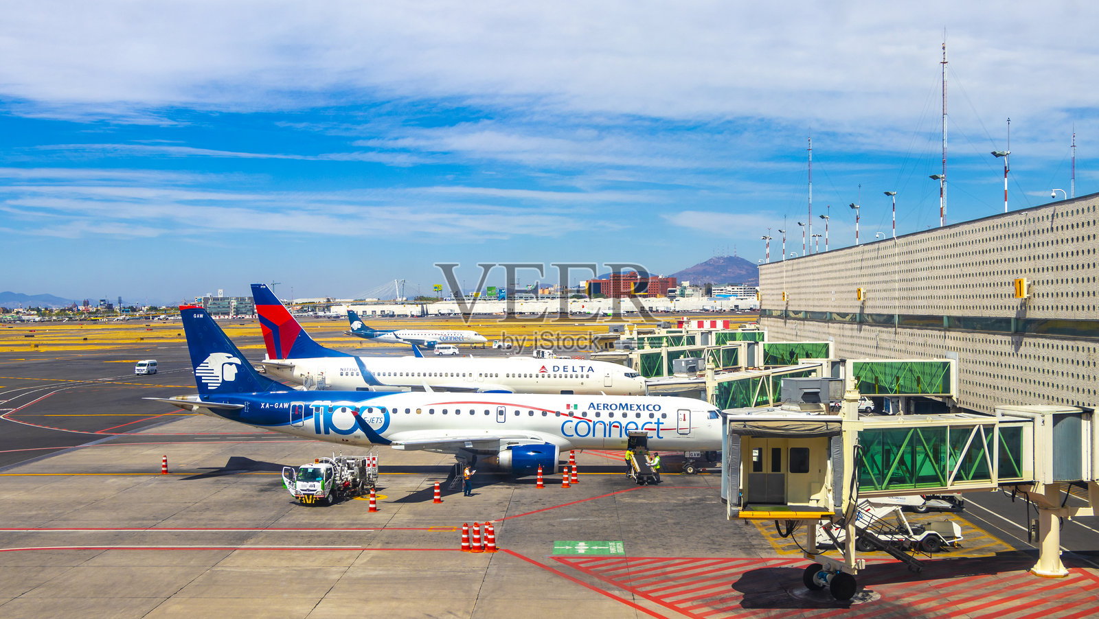 墨西哥城机场的飞机和跑道。照片摄影图片