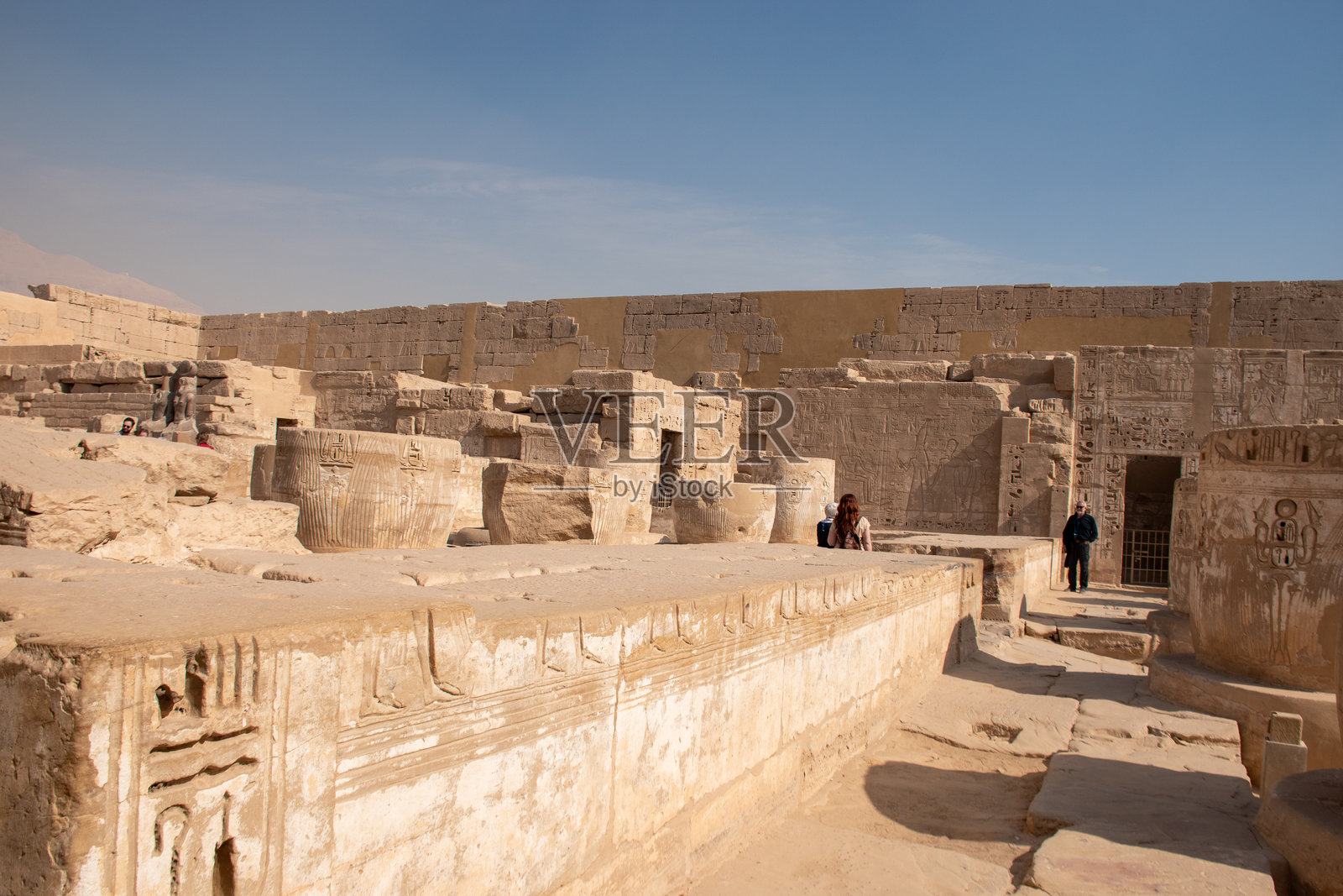 游客在埃及卢克索的贵族谷中探索梅迪内特哈布寺的附属建筑。照片摄影图片