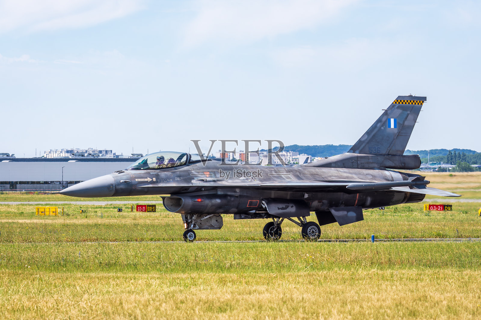 希腊空军F-16战斗鹰战斗机正在滑行照片摄影图片