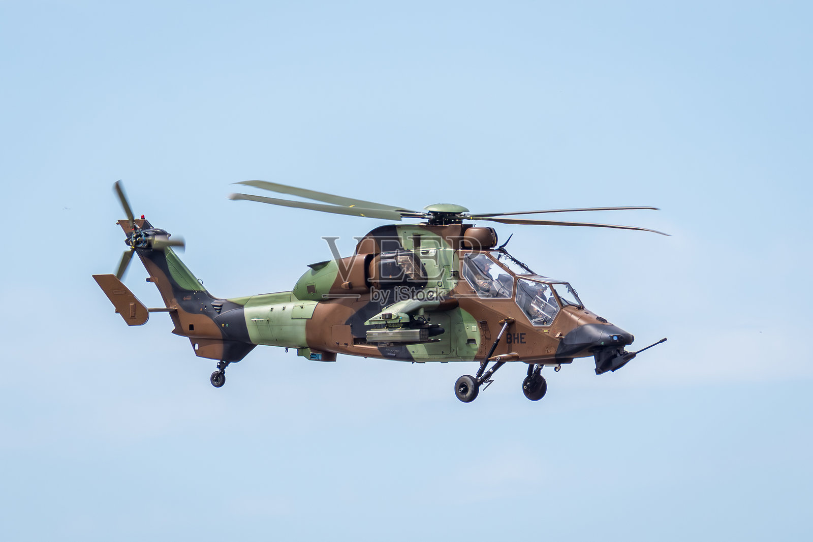 法国陆军虎式攻击直升机在飞行中照片摄影图片