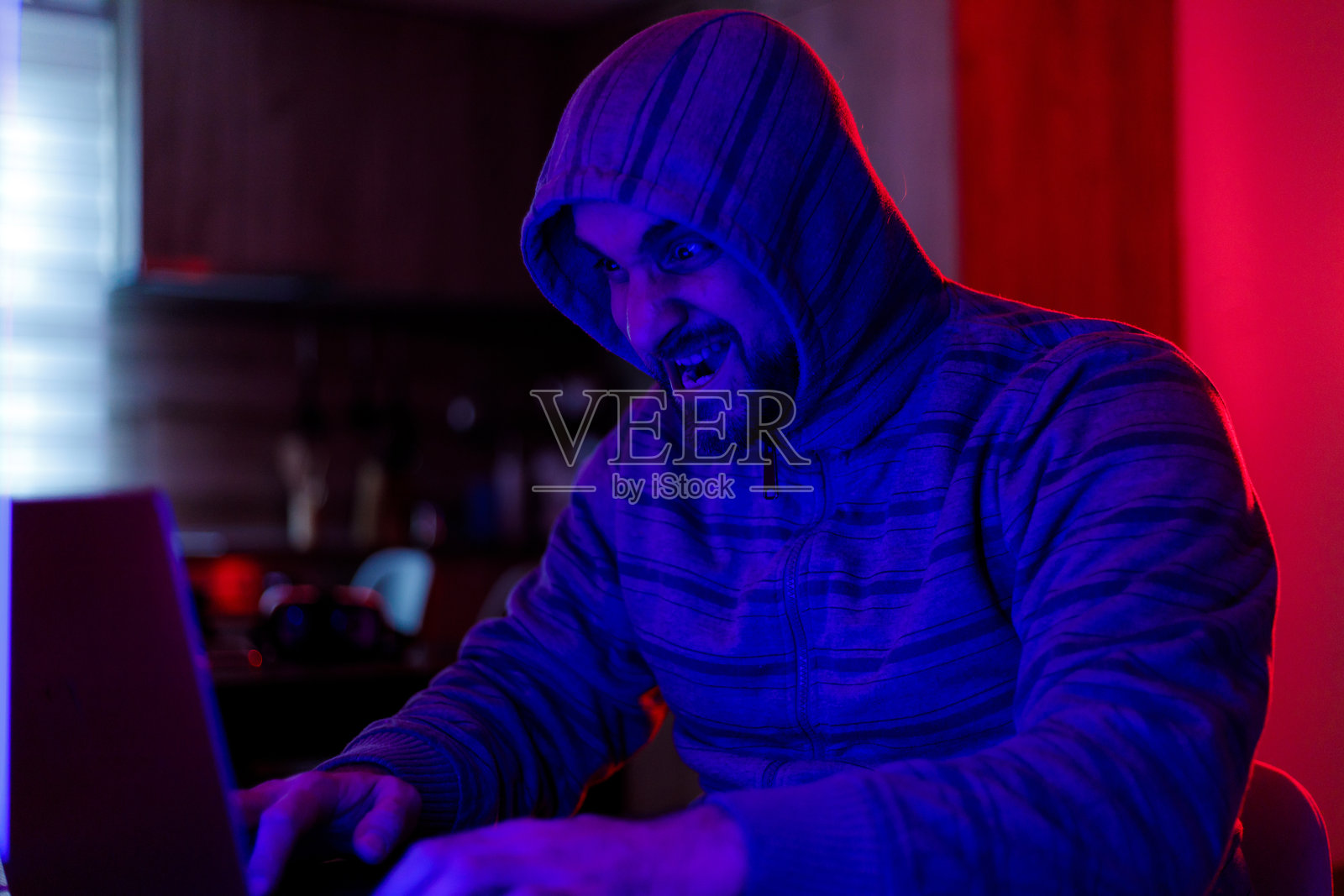 邪恶黑客在昏暗的房间里夜间进行激烈活动照片摄影图片