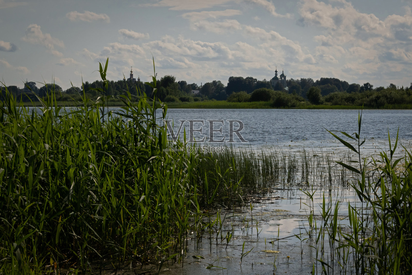 托罗佩茨。索洛门诺耶湖和城市教堂的景观。照片摄影图片