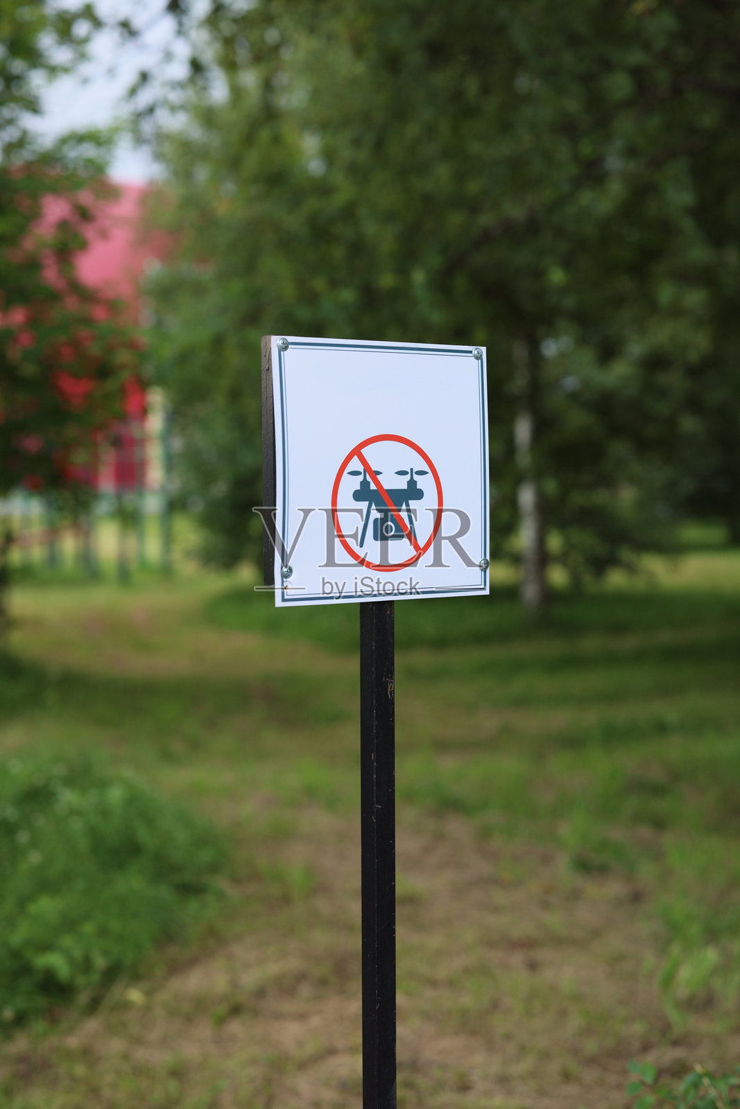 自然区域内的无人机禁飞标志，以促进生物多样性和尊重野生动物照片摄影图片