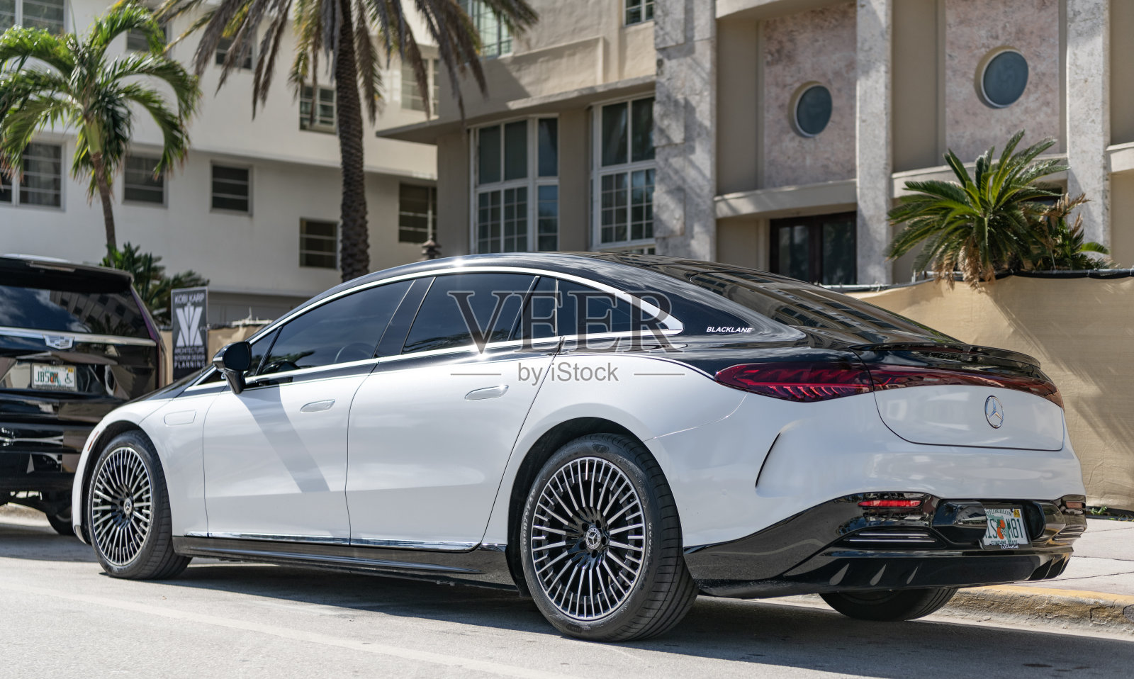 梅赛德斯-奔驰EQS电动轿跑，白色和黑色的汽车。豪华电动汽车梅赛德斯-奔驰EQS。梅赛德斯-奔驰汽车在户外。梅赛德斯-奔驰EQS，侧面视图。照片摄影图片