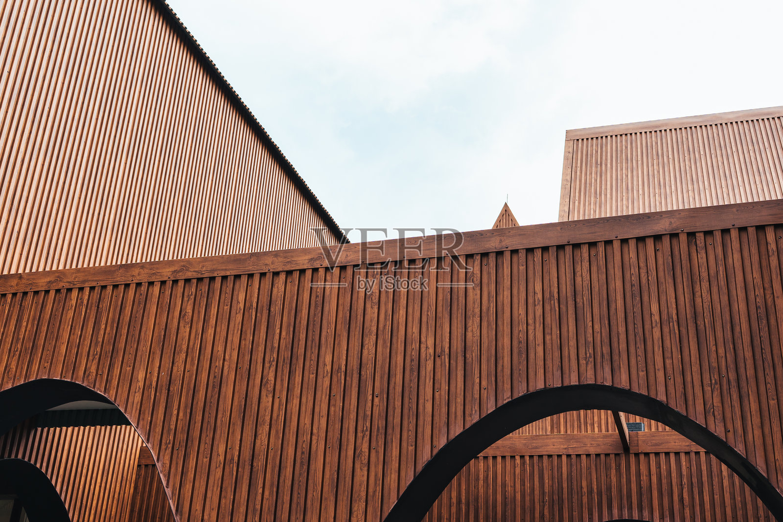 现代建筑，采用垂直涂层木材、金属和钢材，具有几何设计。照片摄影图片