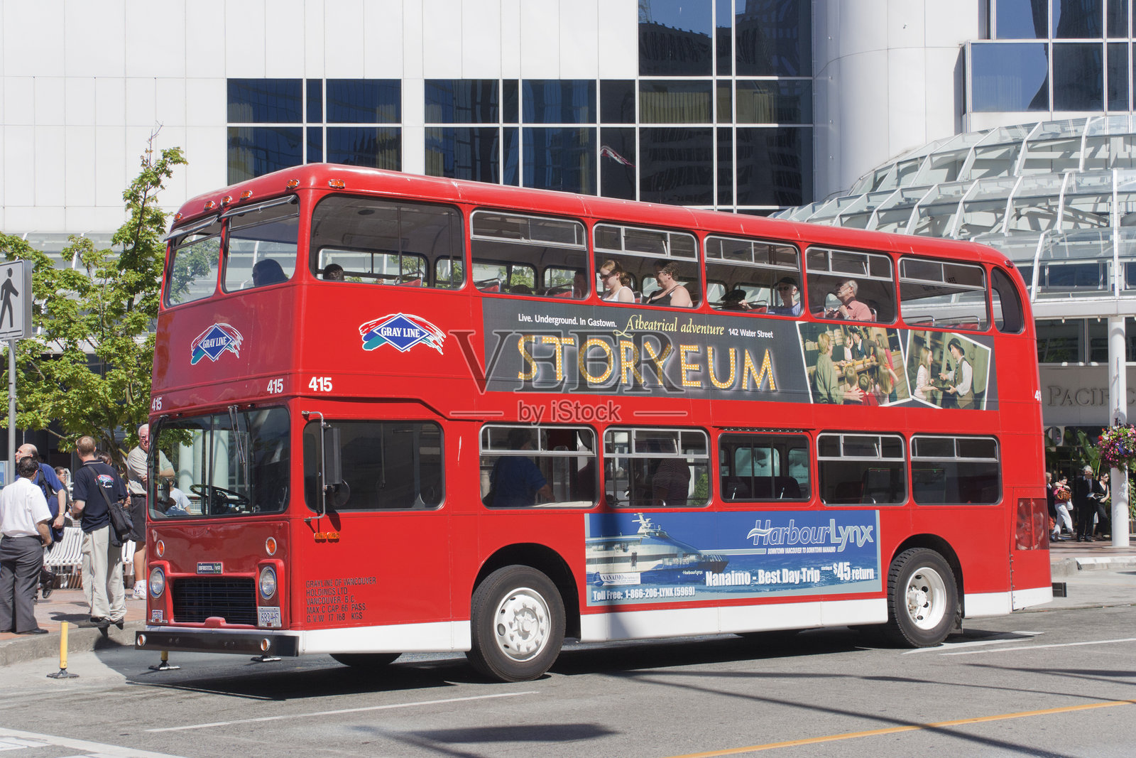 温哥华的红色双层巴士照片摄影图片