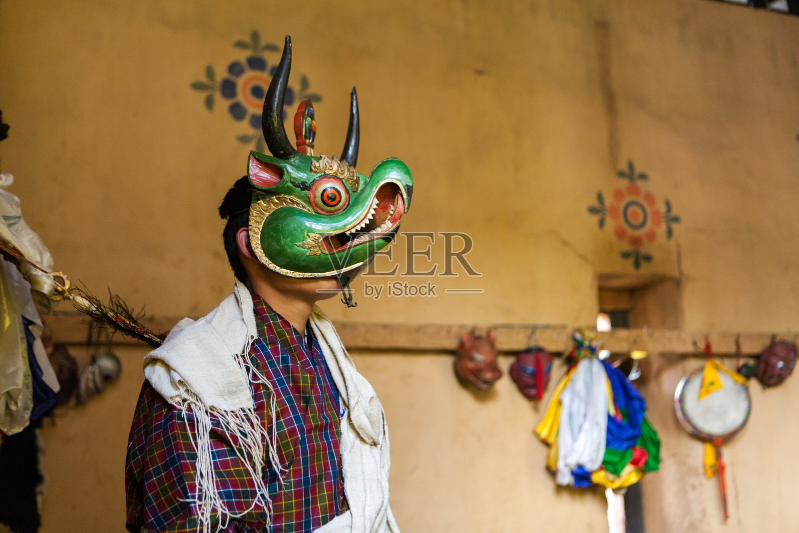 布丹男子佩戴传统面具参加唐比火祭节照片摄影图片