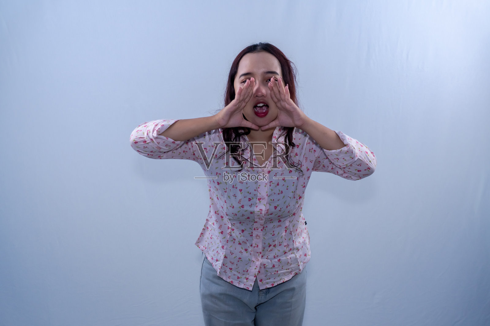 穿着白色花朵裙子的印尼亚洲女性正在尖叫照片摄影图片