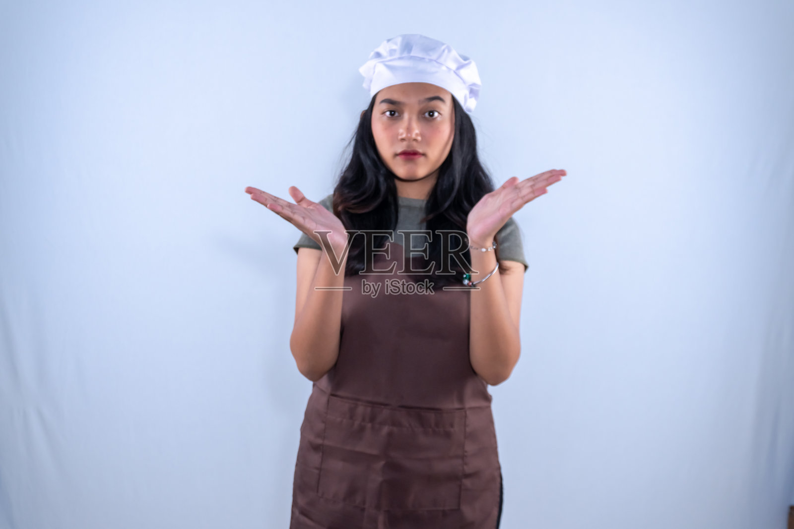 穿着厨师服的印尼亚洲女性一无所知照片摄影图片