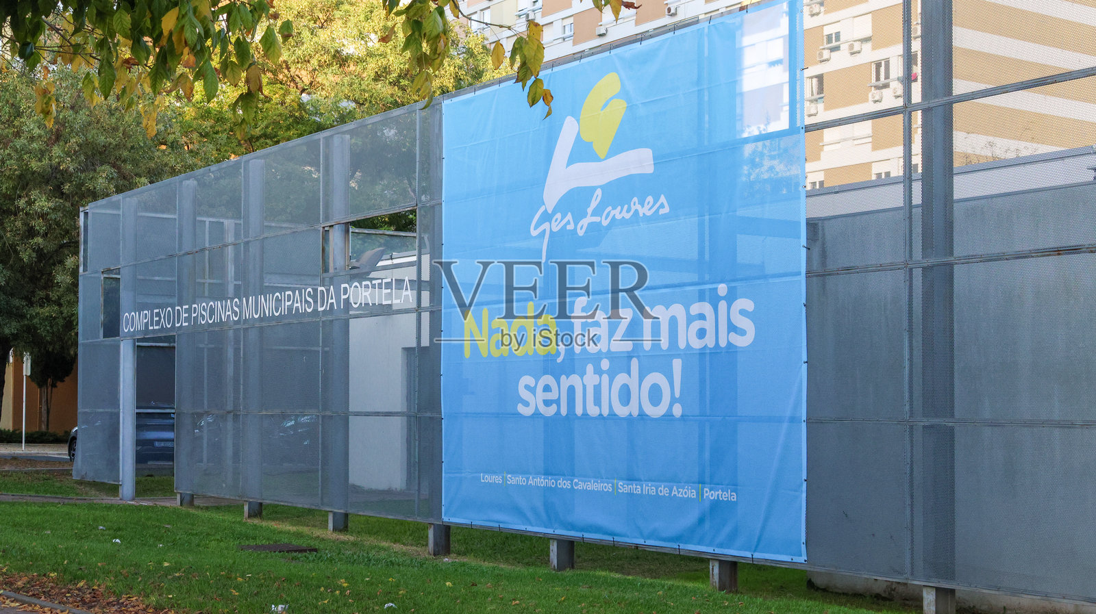 在波尔特拉市立游泳池综合体的围栏上悬挂的Ges loures横幅照片摄影图片