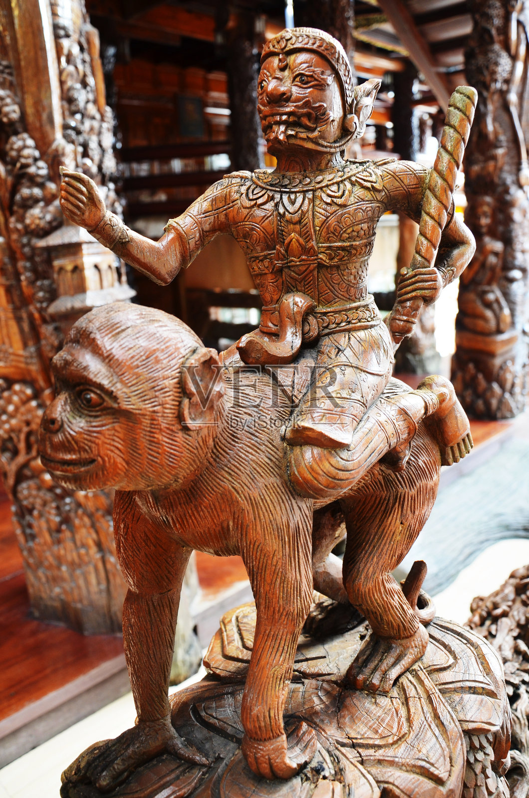 泰式木雕猴子，十二生肖之一照片摄影图片