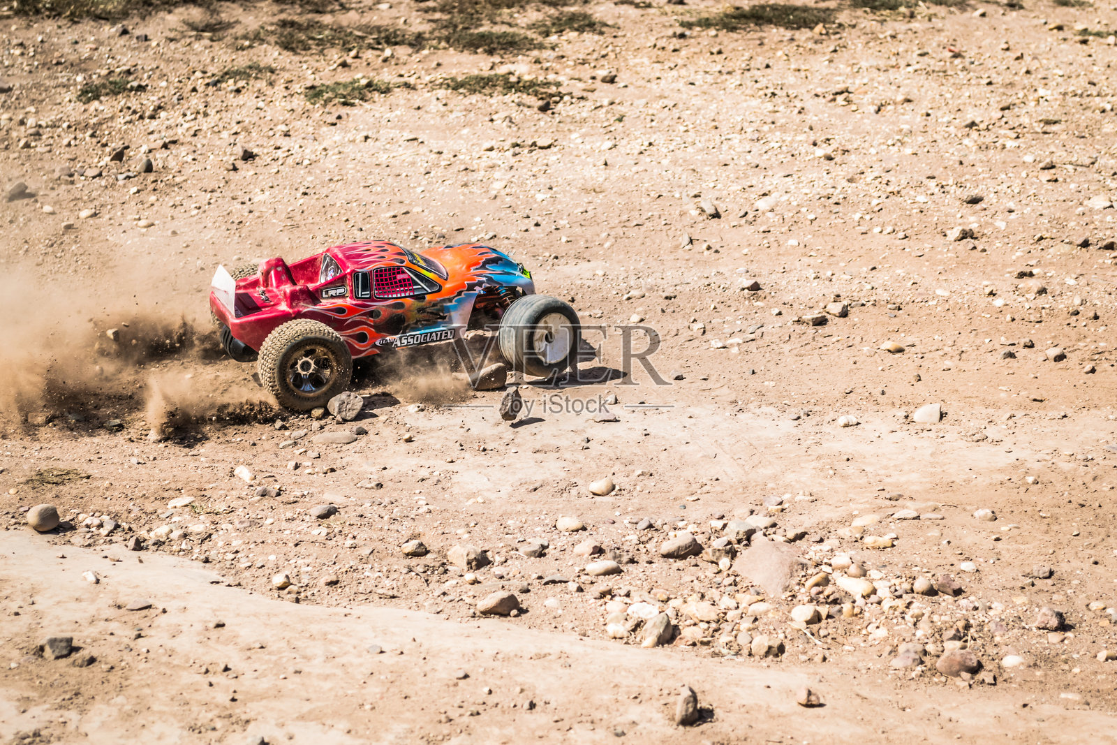 遥控车溅起尘土照片摄影图片