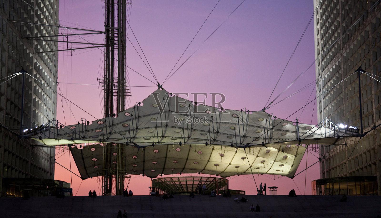 巴黎日落时的伟大拱门照片摄影图片