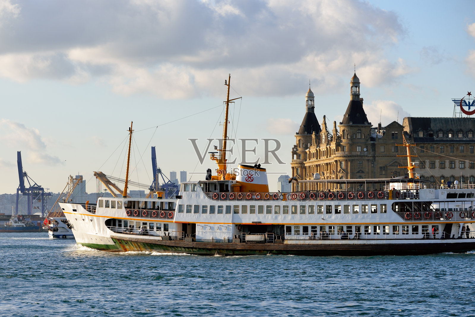 土耳其伊斯坦布尔的渡轮航行。照片摄影图片