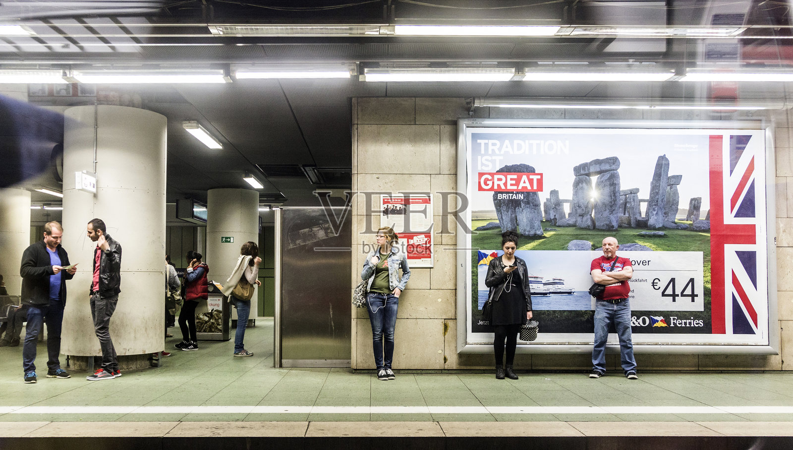 人们在地铁站等候列车照片摄影图片