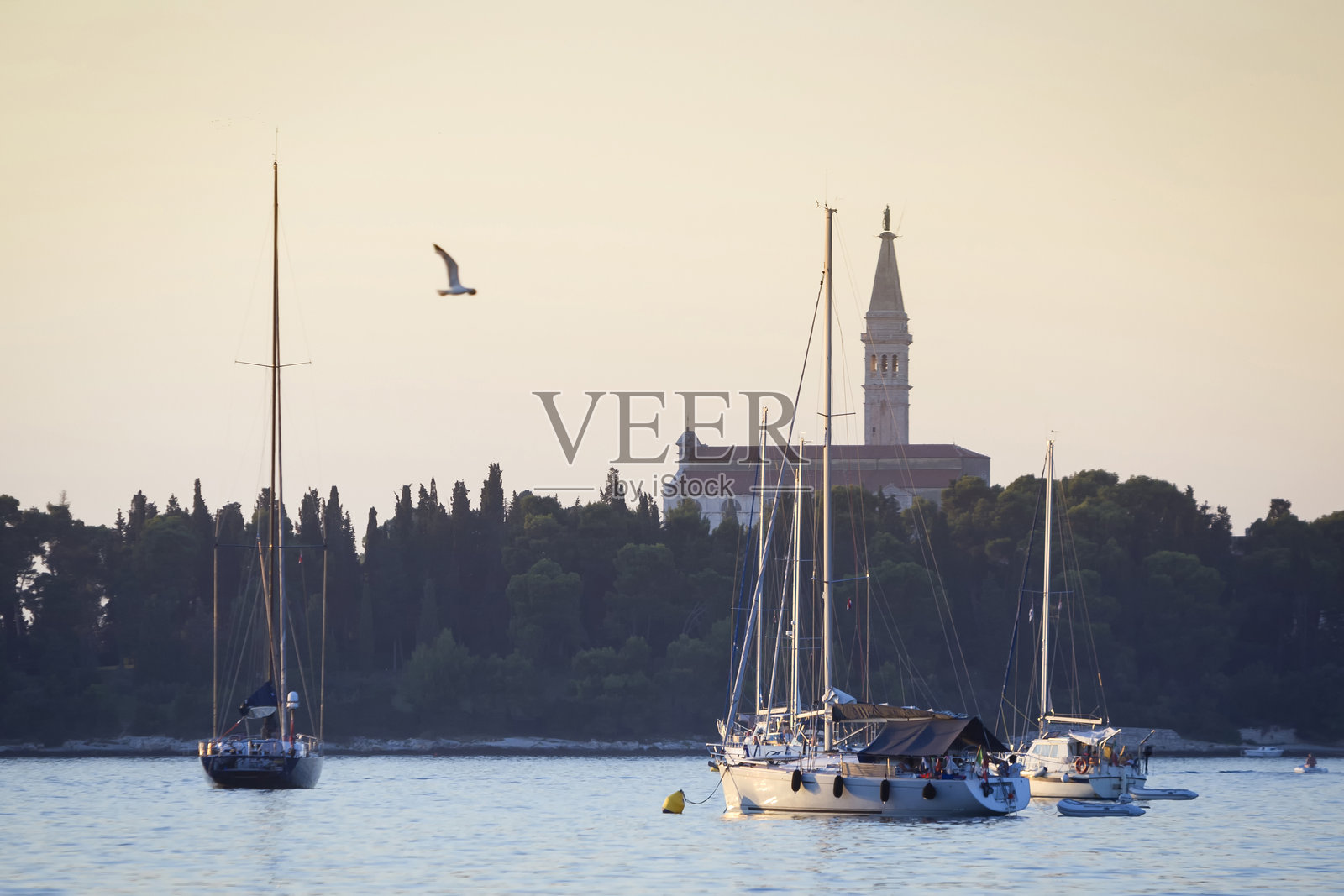 圣尤菲米亚教堂前的帆船照片摄影图片