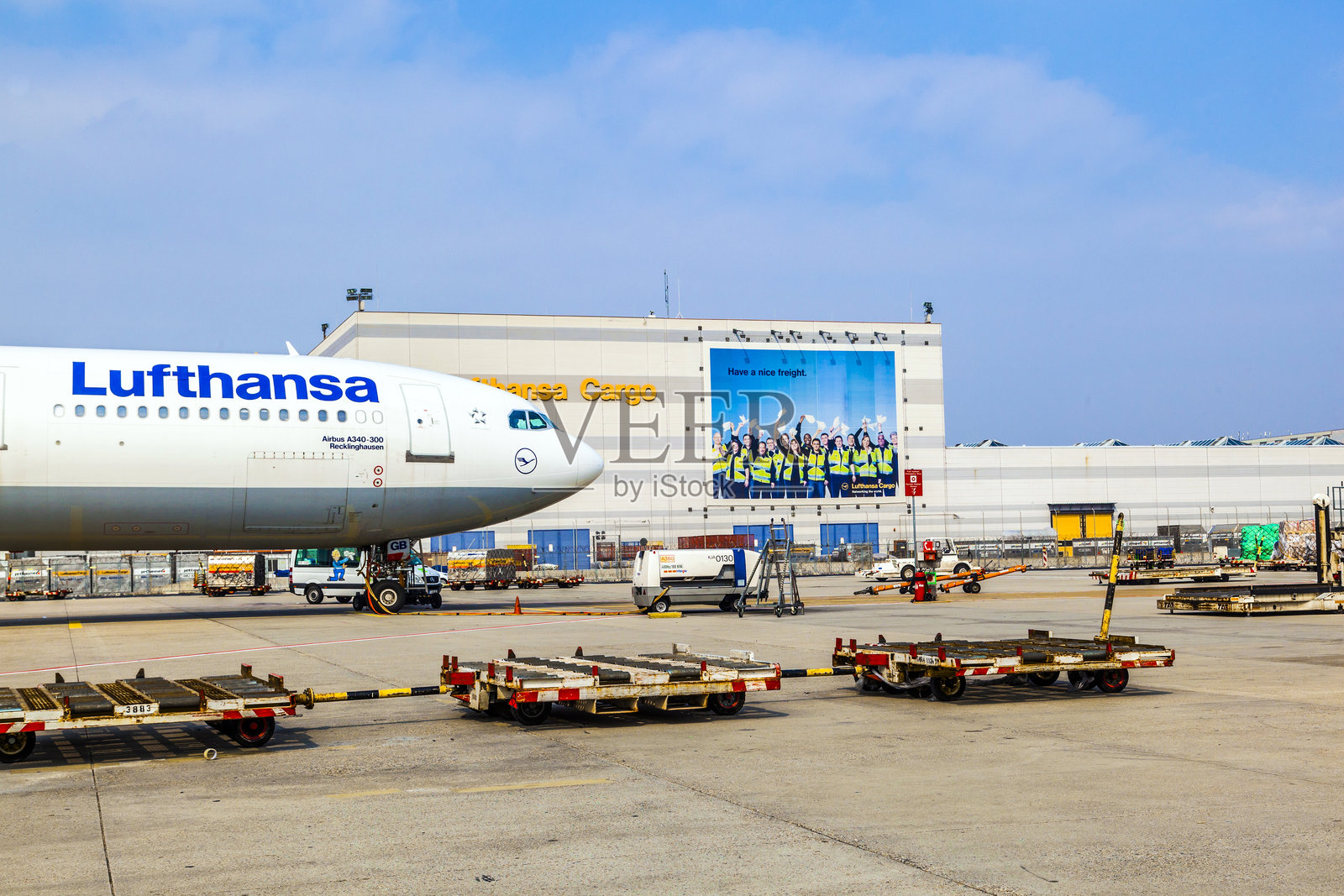 汉莎货运航班准备装载照片摄影图片