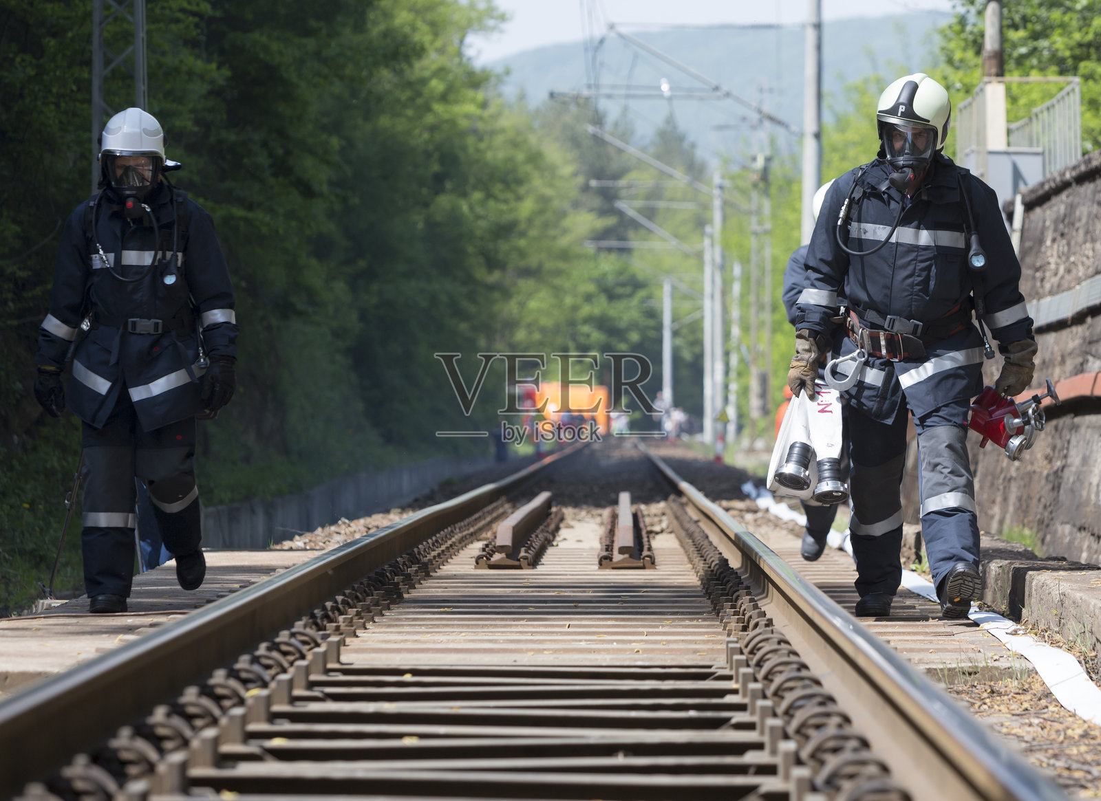 油罐列车事故中的消防员照片摄影图片