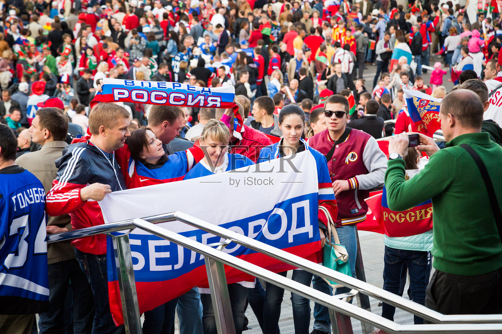 白俄罗斯明斯克竞技场前的俄罗斯球迷照片摄影图片