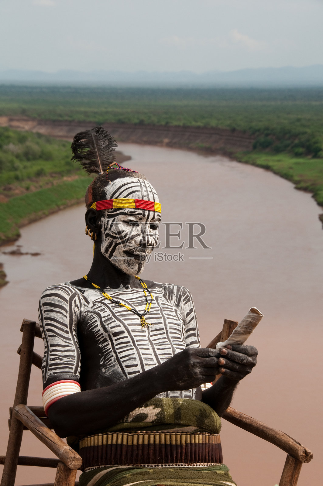 卡罗部落成员,科尔乔村,埃塞俄比亚下奥莫谷照片摄影图片