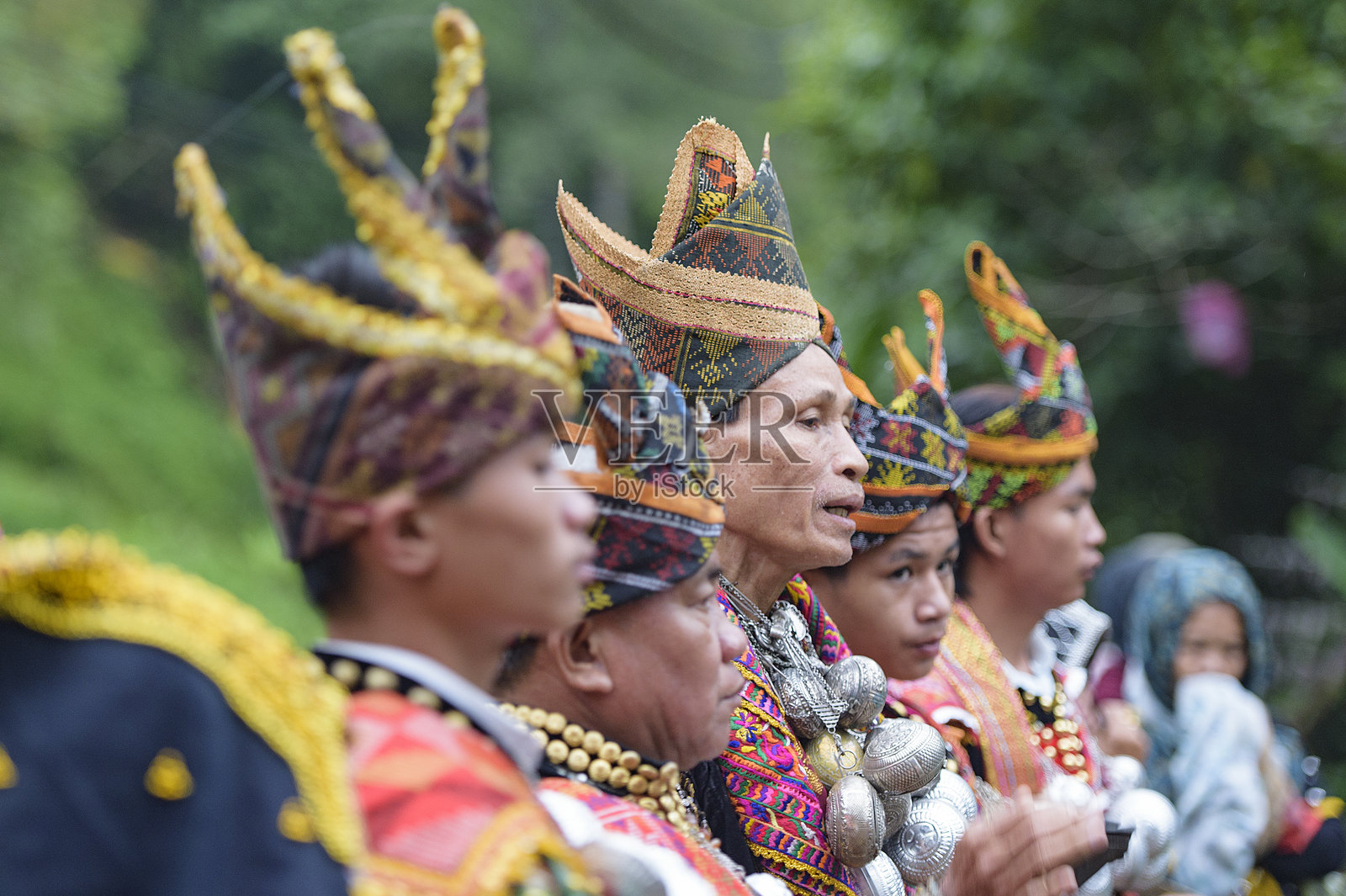 萨满，阿曼·西罗姆，62岁。照片摄影图片