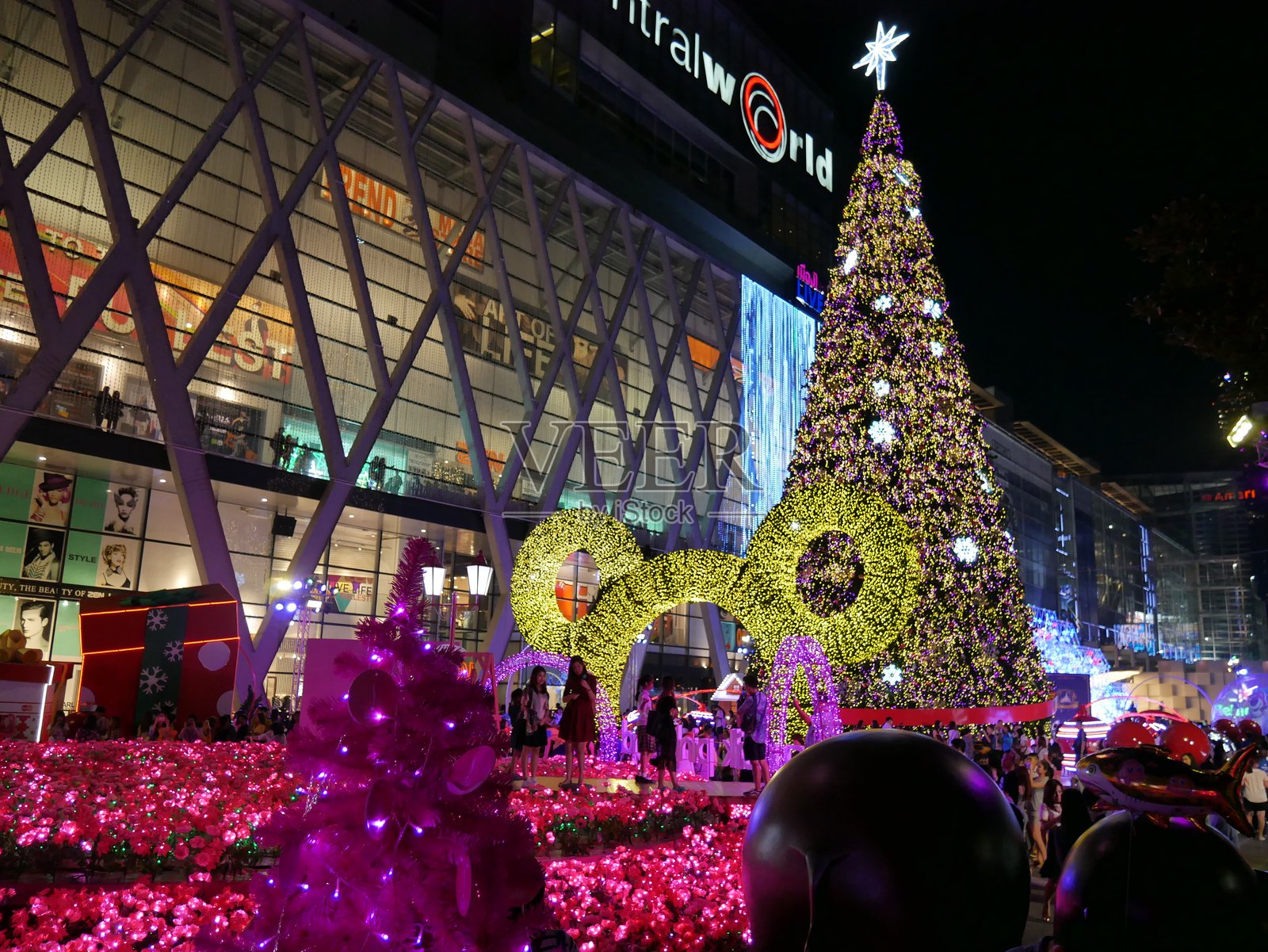 享受圣诞灯饰和购物中心的氛围照片摄影图片