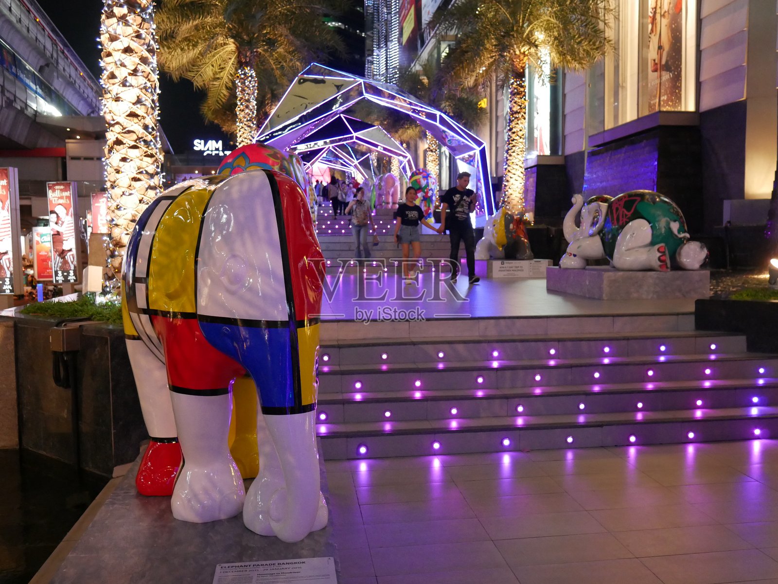 购物中心的圣诞灯饰和装饰照片摄影图片