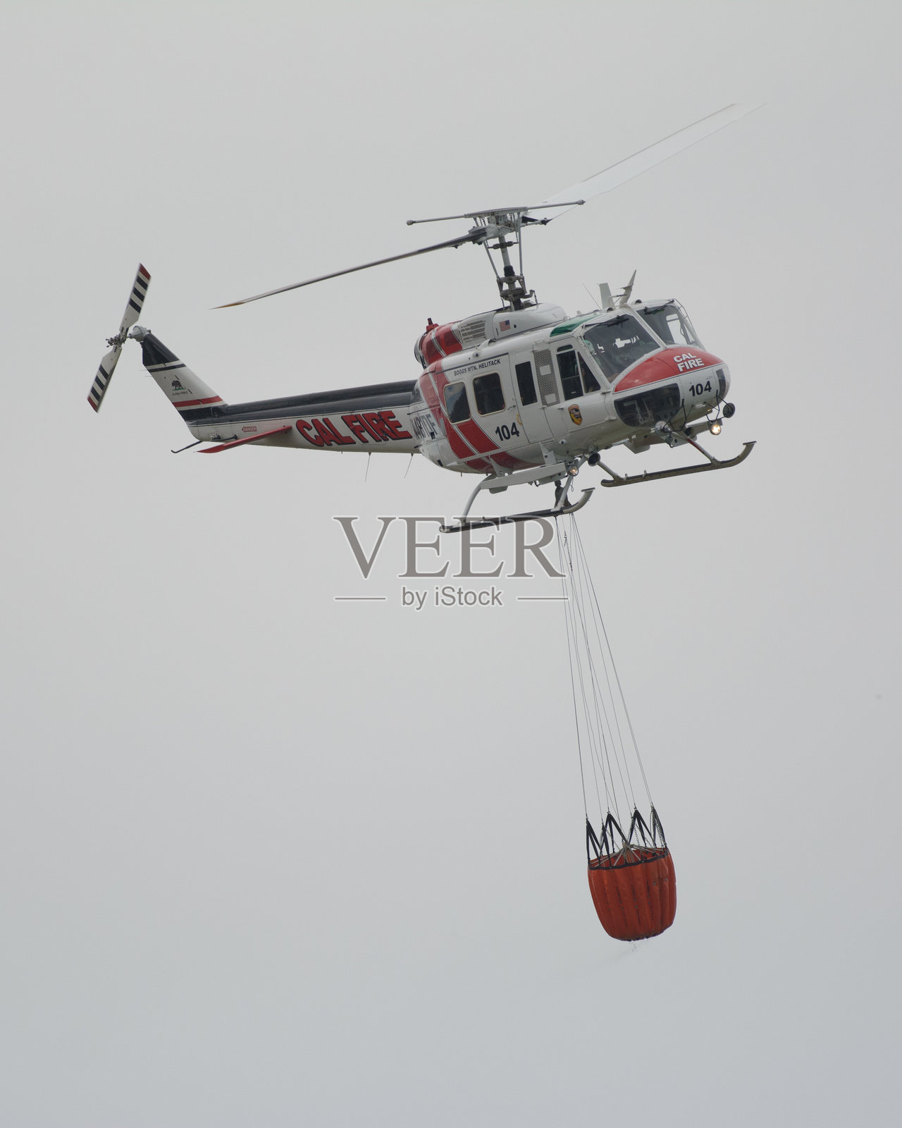 加州消防直升机携带水桶照片摄影图片