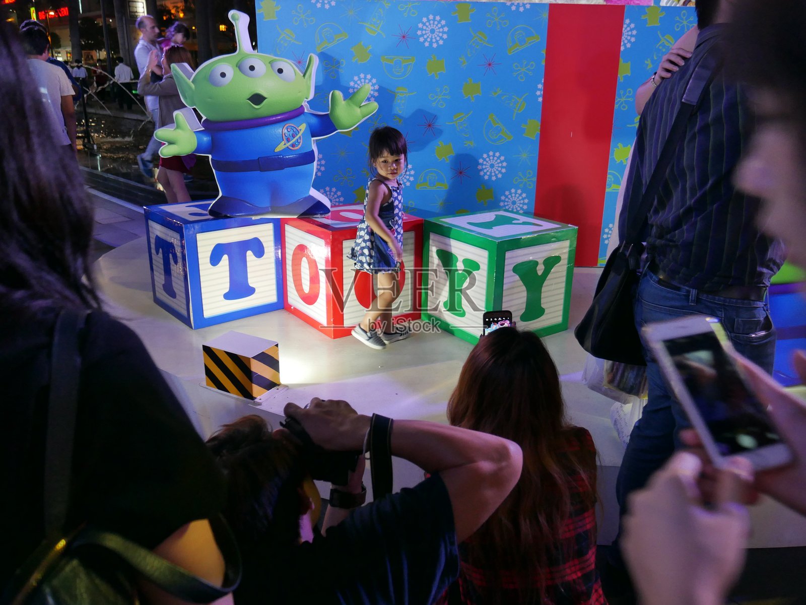 享受圣诞灯饰和购物中心的氛围照片摄影图片