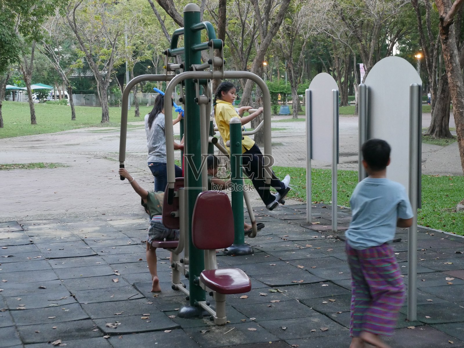 游乐场里的孩子们照片摄影图片