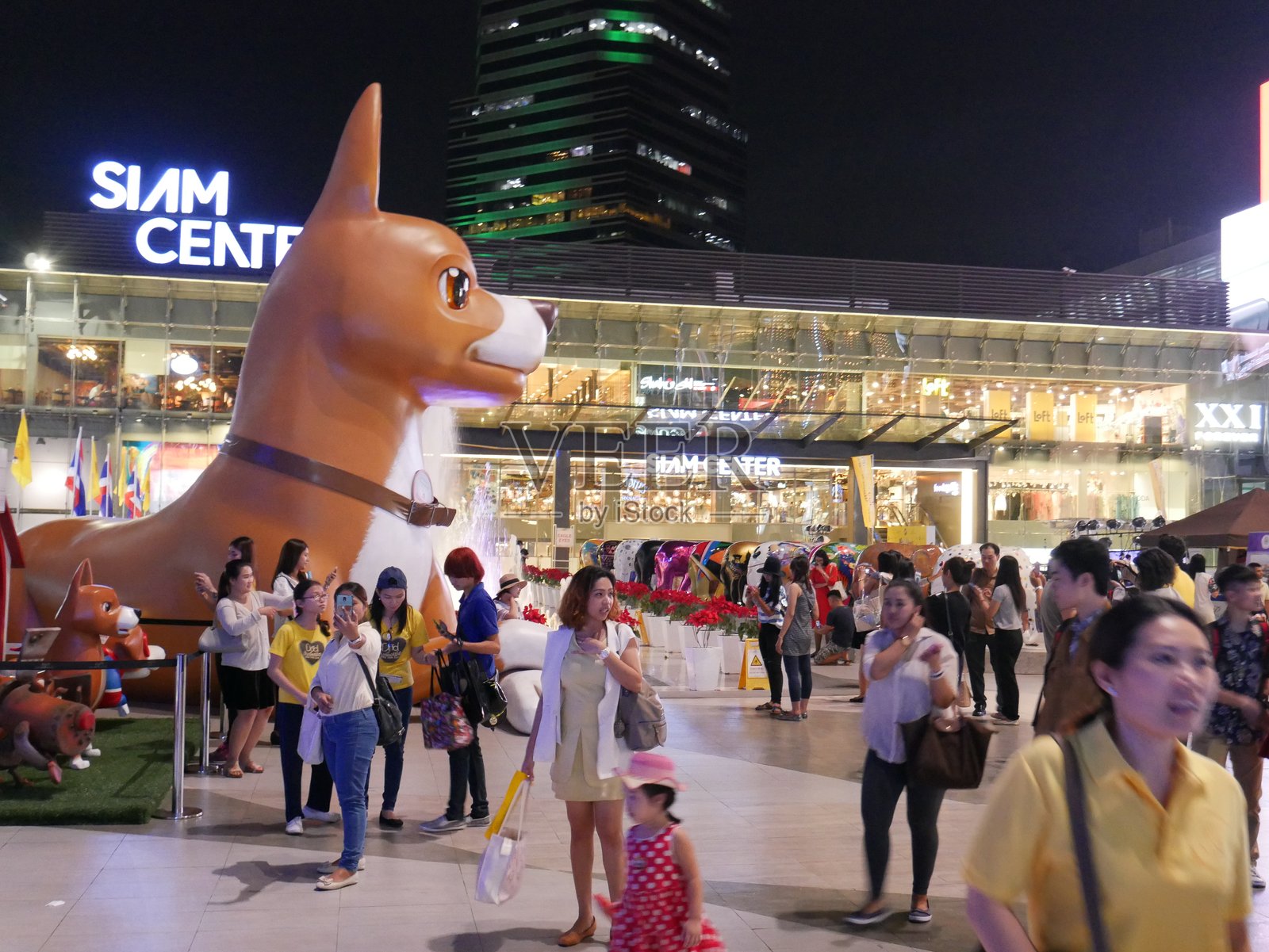 购物中心的圣诞灯饰和装饰照片摄影图片