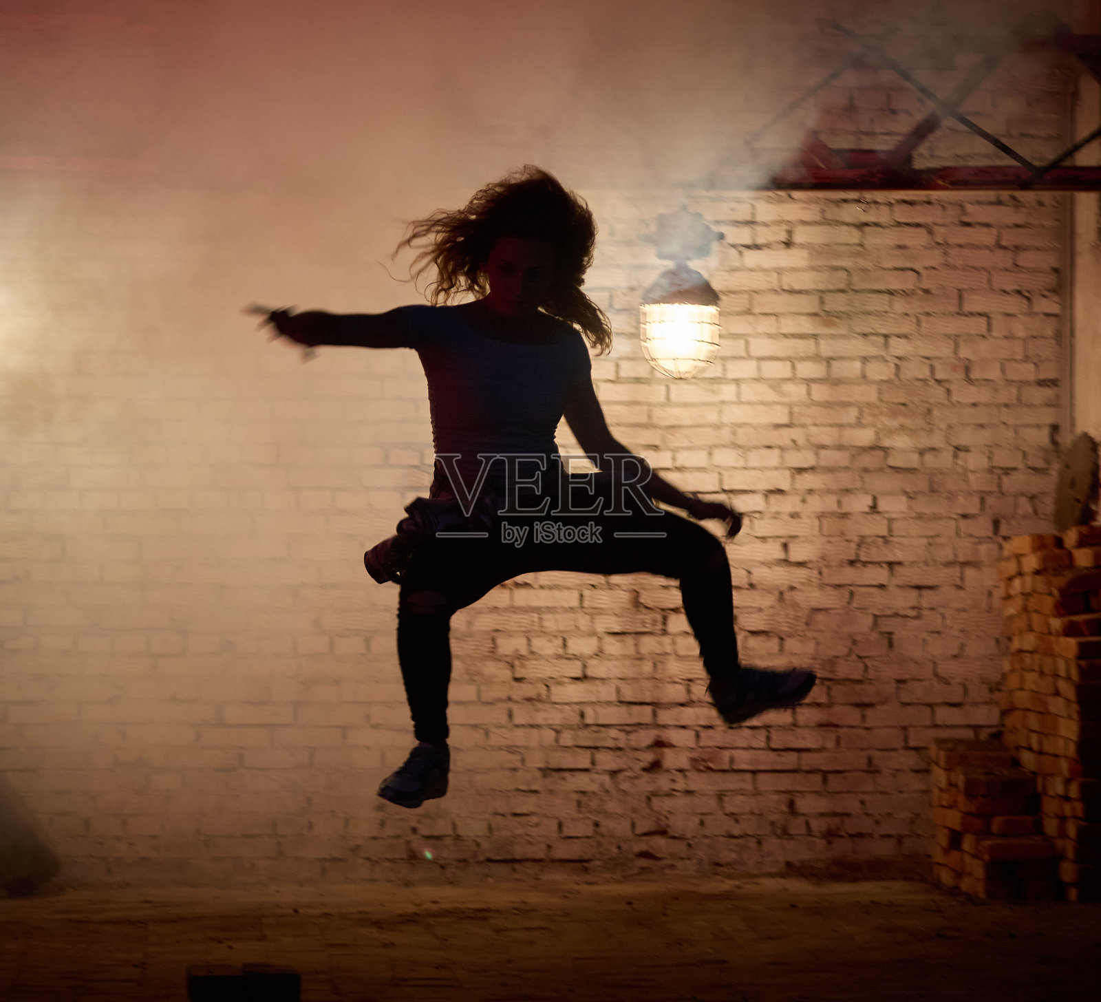 身材苗条的年轻女性在街头情感丰富地表演克朗普舞照片摄影图片