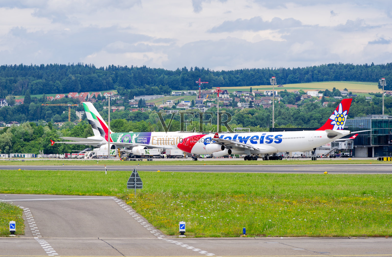 易捷航空的空客A319-100客机注册号OE-LQC在瑞士苏黎世克洛滕机场的夏日中滑行。照片摄影图片
