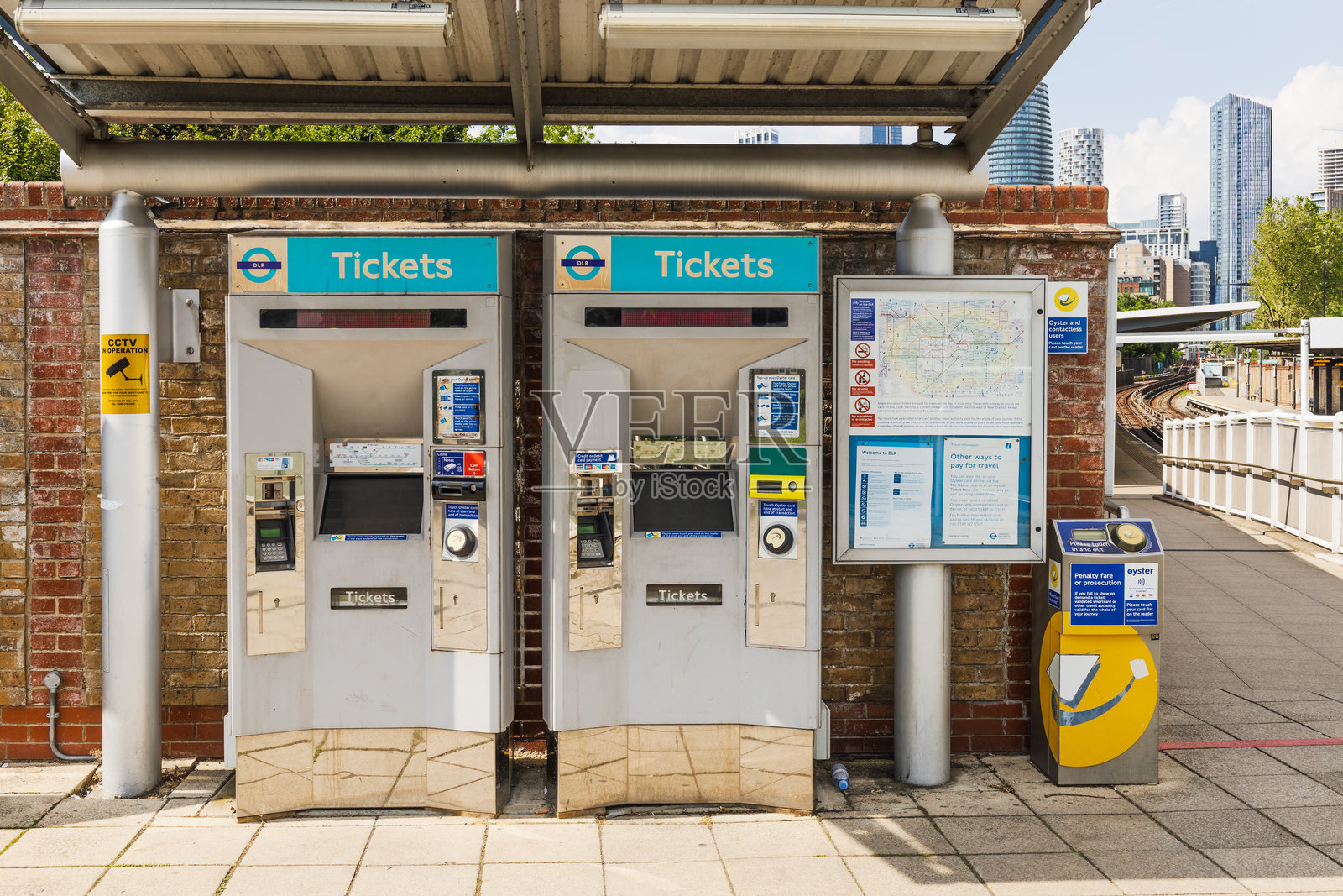 码头区轻轨车站的售票机和Oyster卡读卡器照片摄影图片