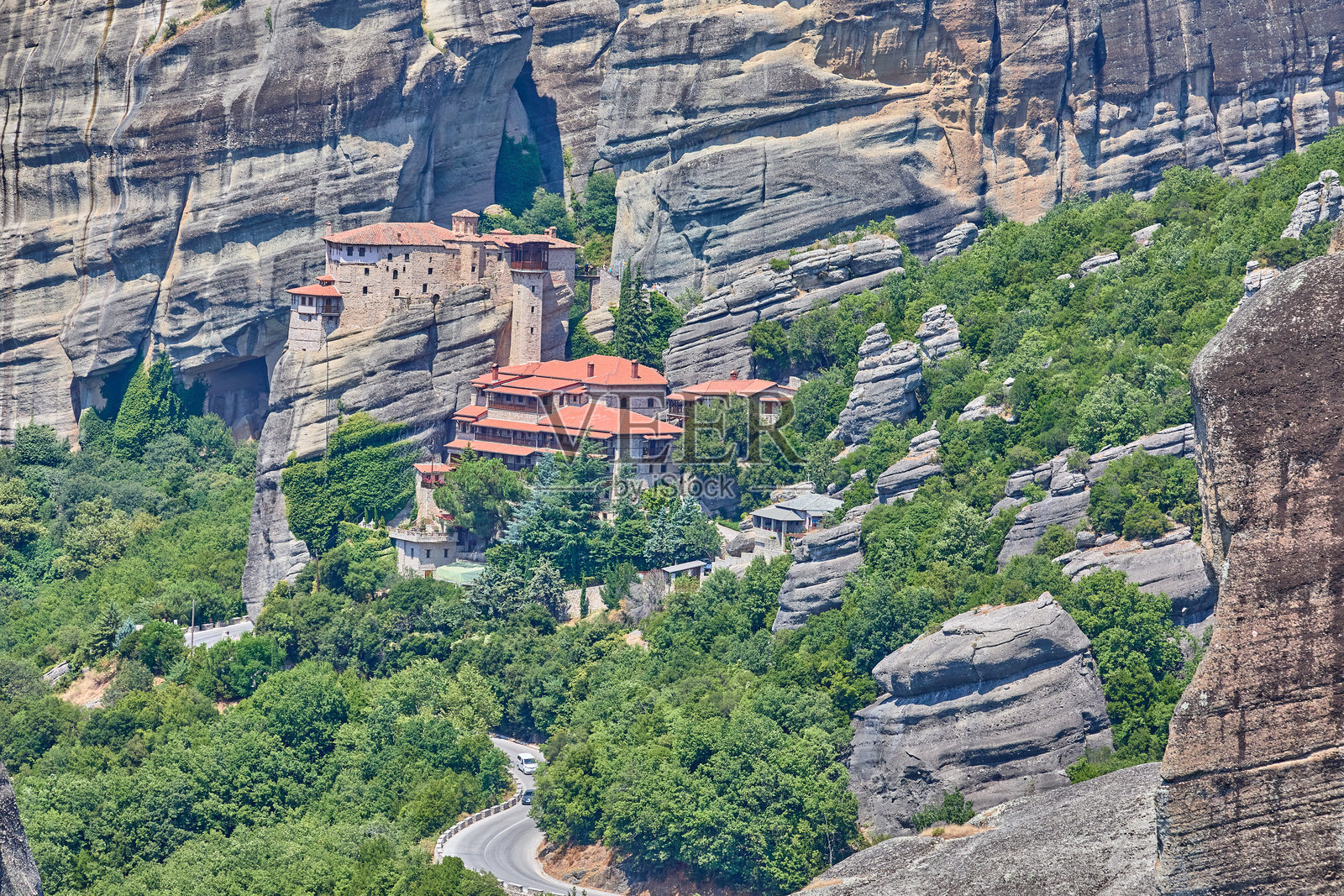 位于希腊塞萨利地区梅泰奥拉联合国教科文组织世界遗产地的安纳帕乌萨斯圣尼古拉斯修道院和鲁萨诺修道院，坐落在相邻的岩柱上。照片摄影图片