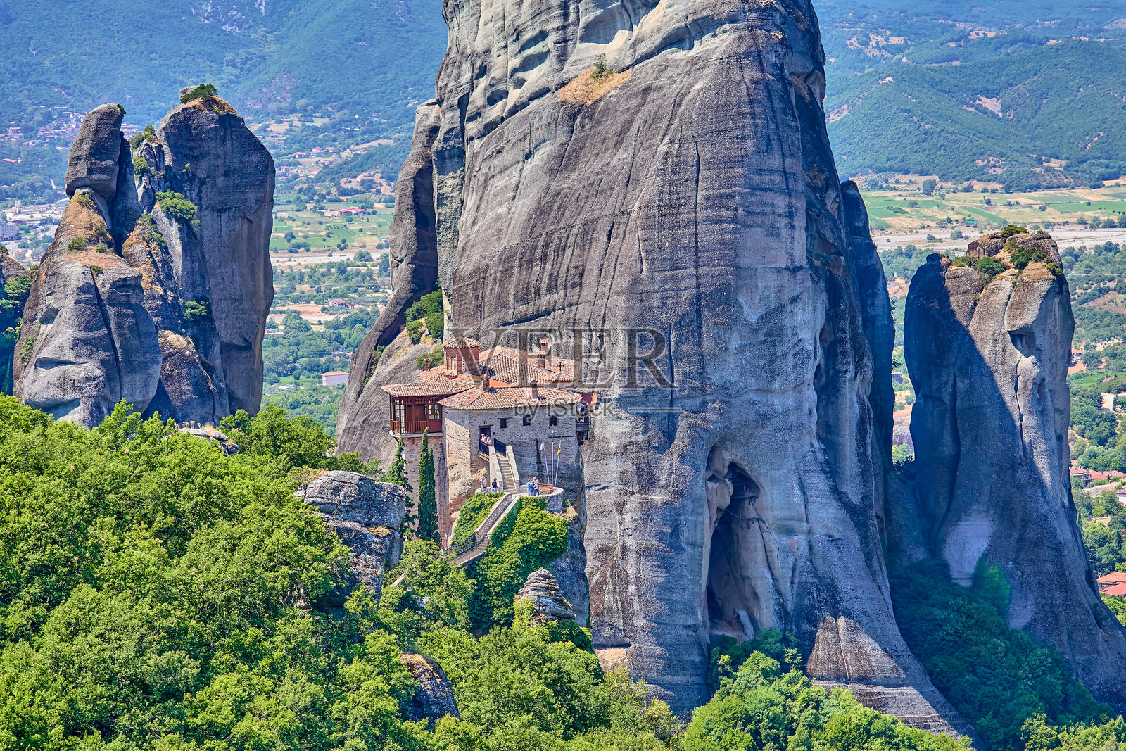 位于希腊塞萨利地区梅泰奥拉修道院区的鲁萨诺修道院，建于14世纪，坐落在巨大的自然石柱顶端，是联合国教科文组织世界遗产。照片摄影图片