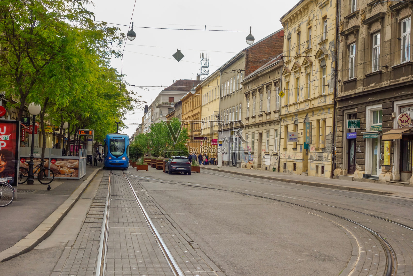 古镇中的古老建筑和电车线路。照片摄影图片