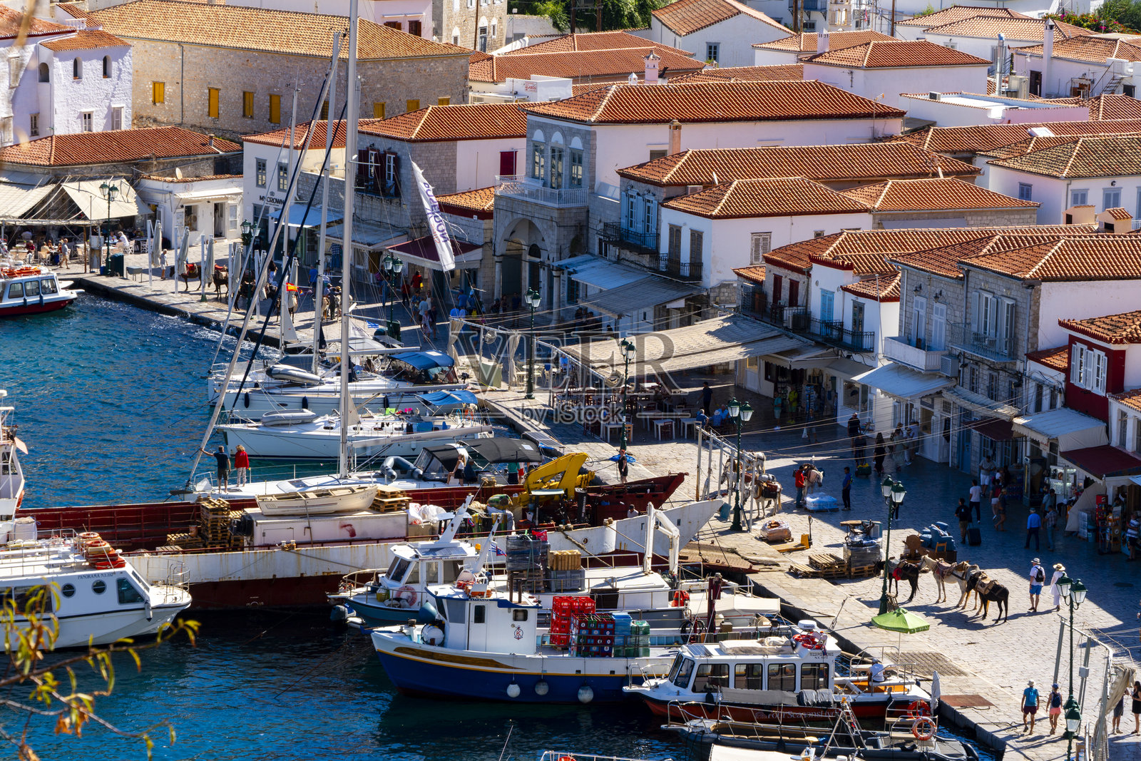 俯瞰希腊海德拉岛的港口和小镇照片摄影图片