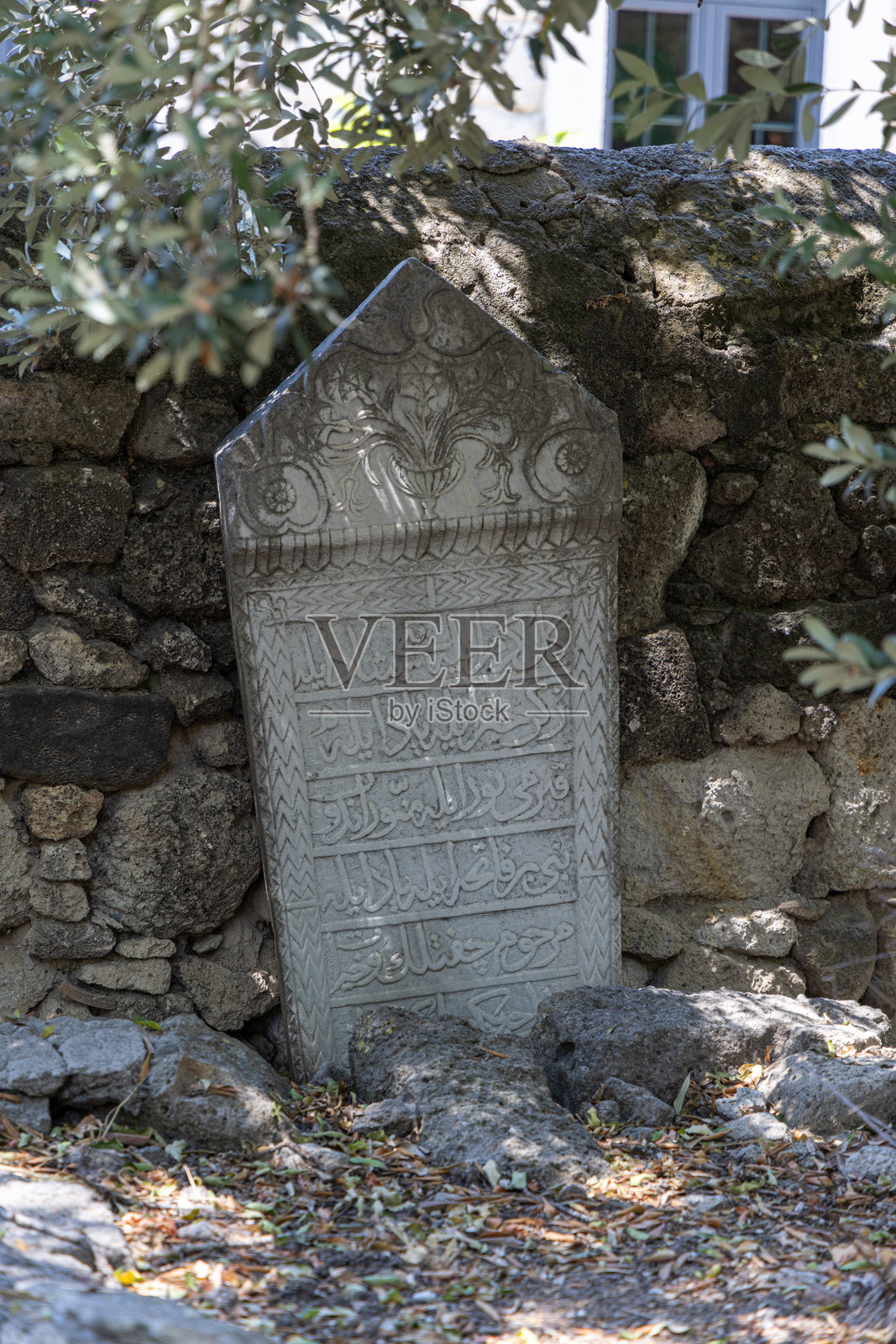 阿拉恰特哈吉·梅米什清真寺墓地的带有花卉雕刻的奥斯曼墓碑照片摄影图片