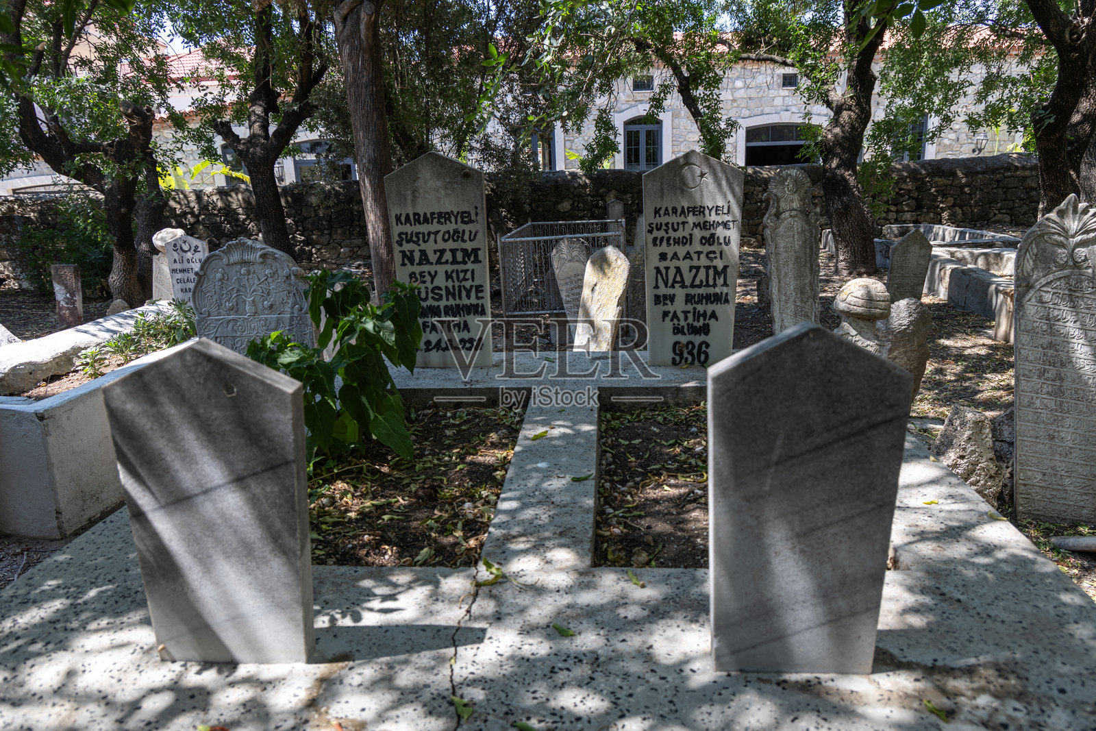 土耳其阿拉恰特的哈吉梅米什清真寺墓地内纳兹姆·贝伊和萨阿德丁·贝伊的家族墓。照片摄影图片