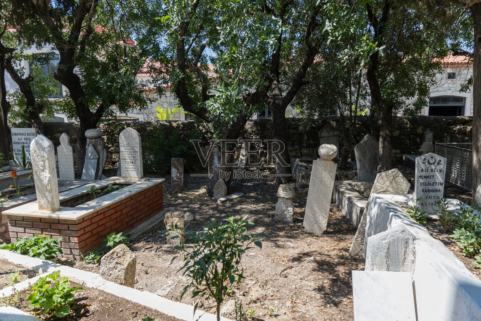 土耳其阿拉恰特的哈吉·梅米什清真寺墓地的历史墓碑景观照片摄影图片