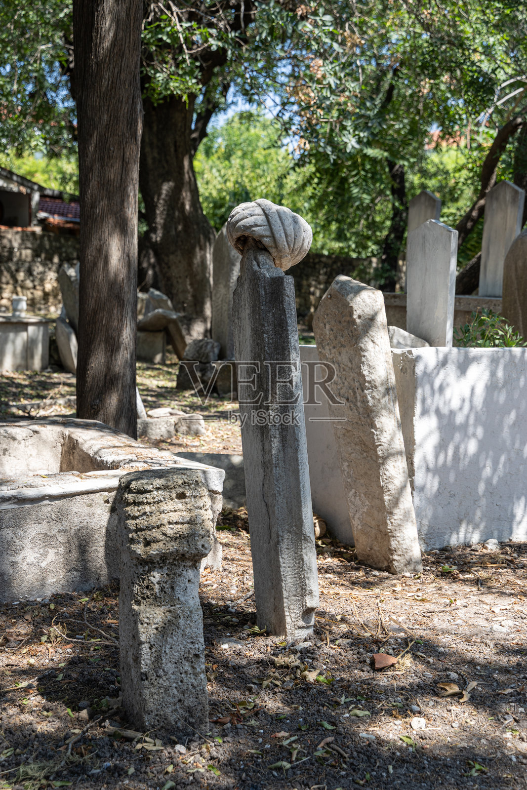 土耳其阿拉恰特的哈吉梅米什清真寺墓地中的带头巾的奥斯曼墓碑照片摄影图片