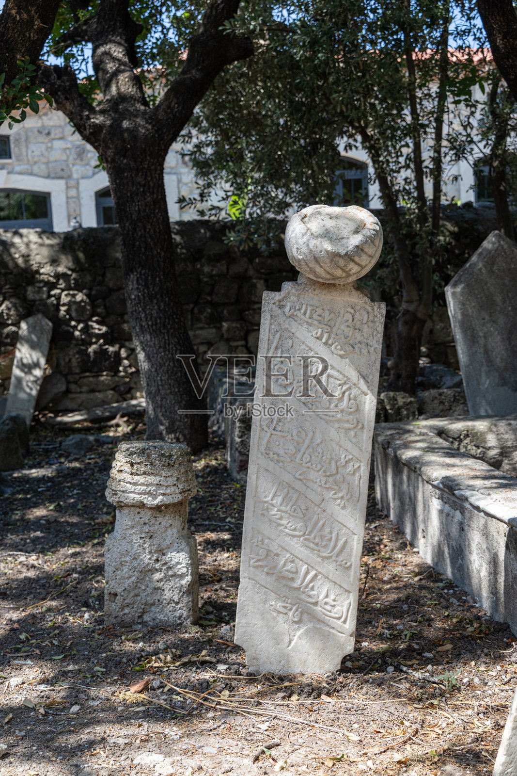 土耳其阿拉恰特的哈吉·梅米什清真寺墓地中的带头巾的奥斯曼墓碑照片摄影图片