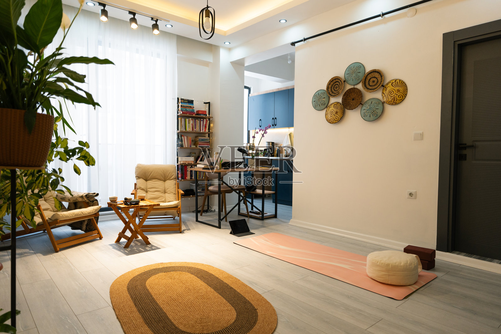 在现代公寓的客厅中准备瑜伽课程照片摄影图片