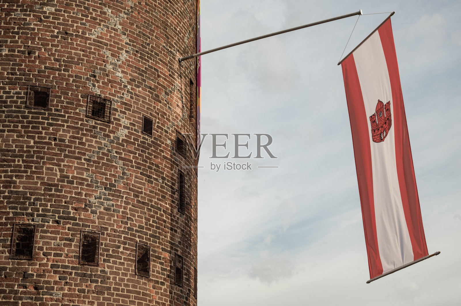 德国北莱茵-威斯特法伦州博尔肯的旗帜悬挂在塔楼上，展示着徽章。照片摄影图片