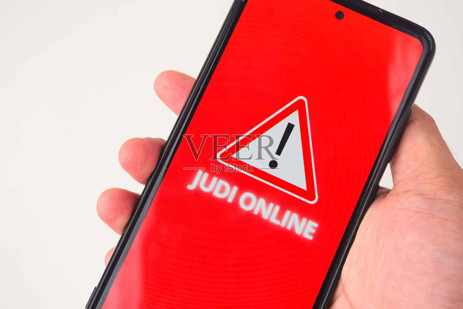 智能手机屏幕上的在线赌博警告照片摄影图片